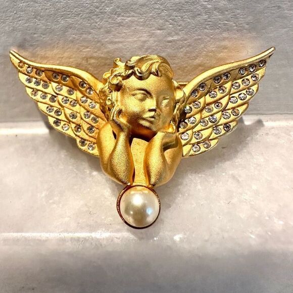Vintage Swarovski Gold Tone Cherub Angel Brooch Figural Pin With Faux Pearl Smal - Picture 1 of 2